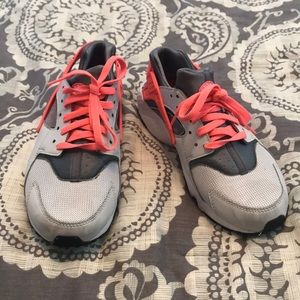 Huarache Run tennis shoe size 6.5Y (adult size 8)